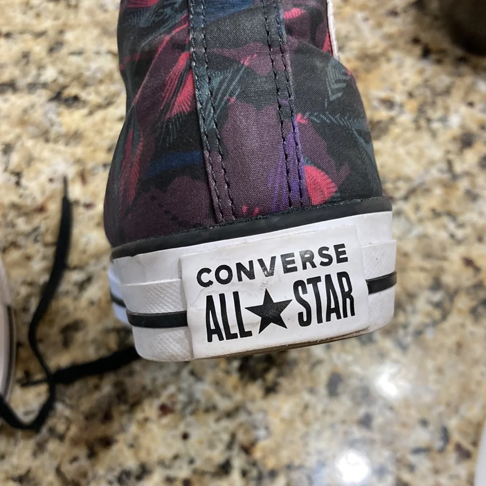 Women’s size 6 purple converse - Picture 5 of 5